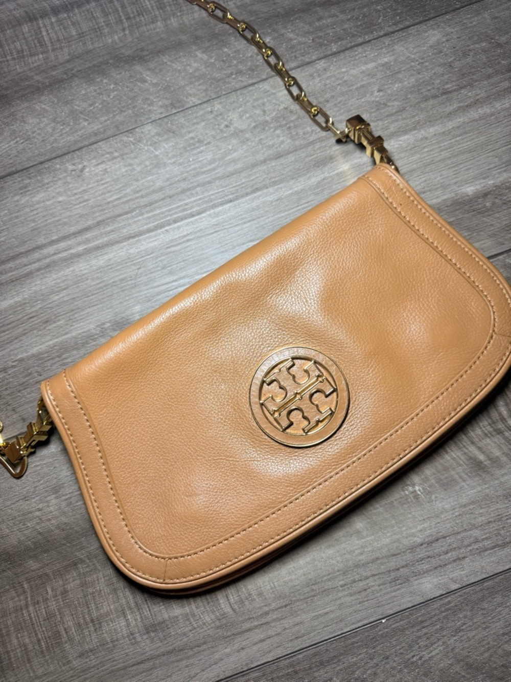 Tory Burch Tan Pebbled Leather Crossbody with Gold Chain - Picture 2 of 8